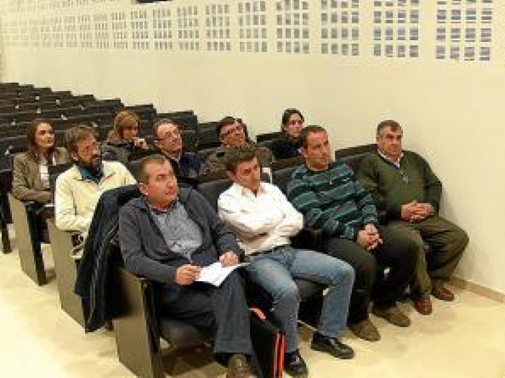 Los alcaldes reunidos frente al presidente comarcal, Daniel Périz.