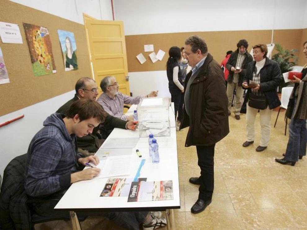 Un grupo de profesores vota en el Centro de Profesores y Recursos del Sancho Ramírez.
