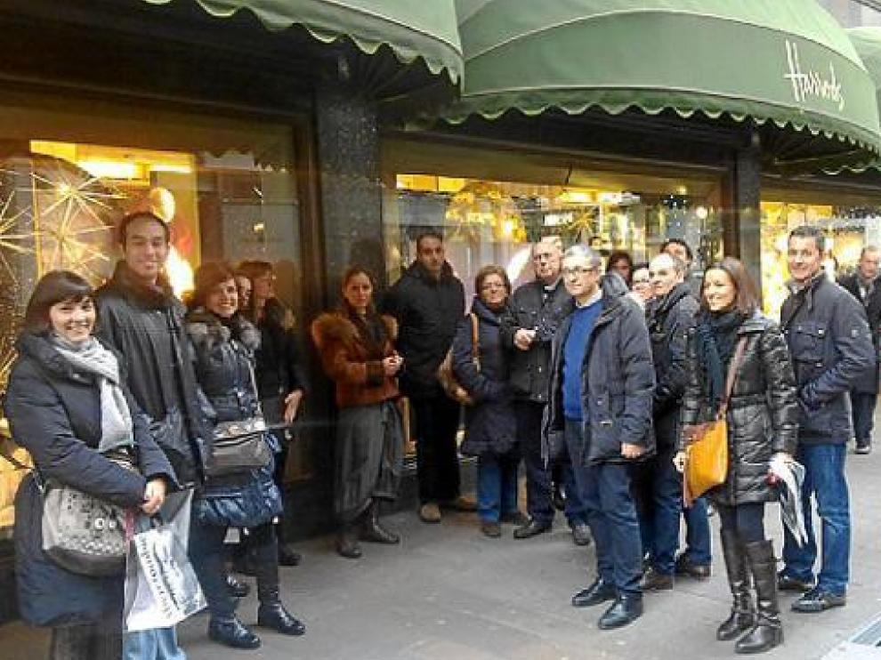 La delegación de comerciantes aragoneses, ante los emblemáticos almacenes Harrods.