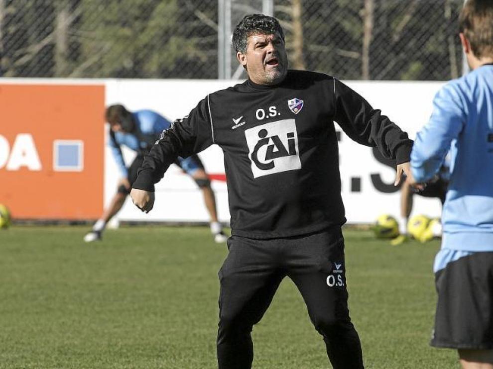 Onésimo se dirige a sus futbolistas con un gesto elocuente durante el entrenamiento de ayer en el IES Pirámide.