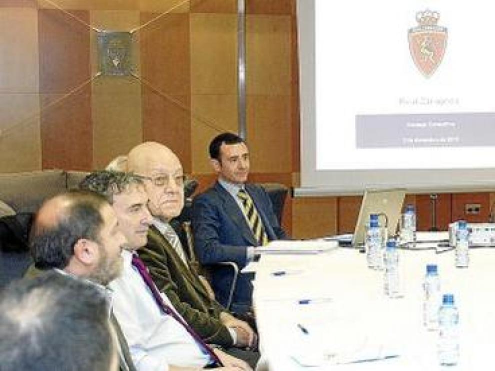 Agapito Iglesias y los consejeros Paco Checa (a su izquierda) y Javier Porquera (con corbata 'avispa'), en un momento de la reunión con los pequeños accionistas.