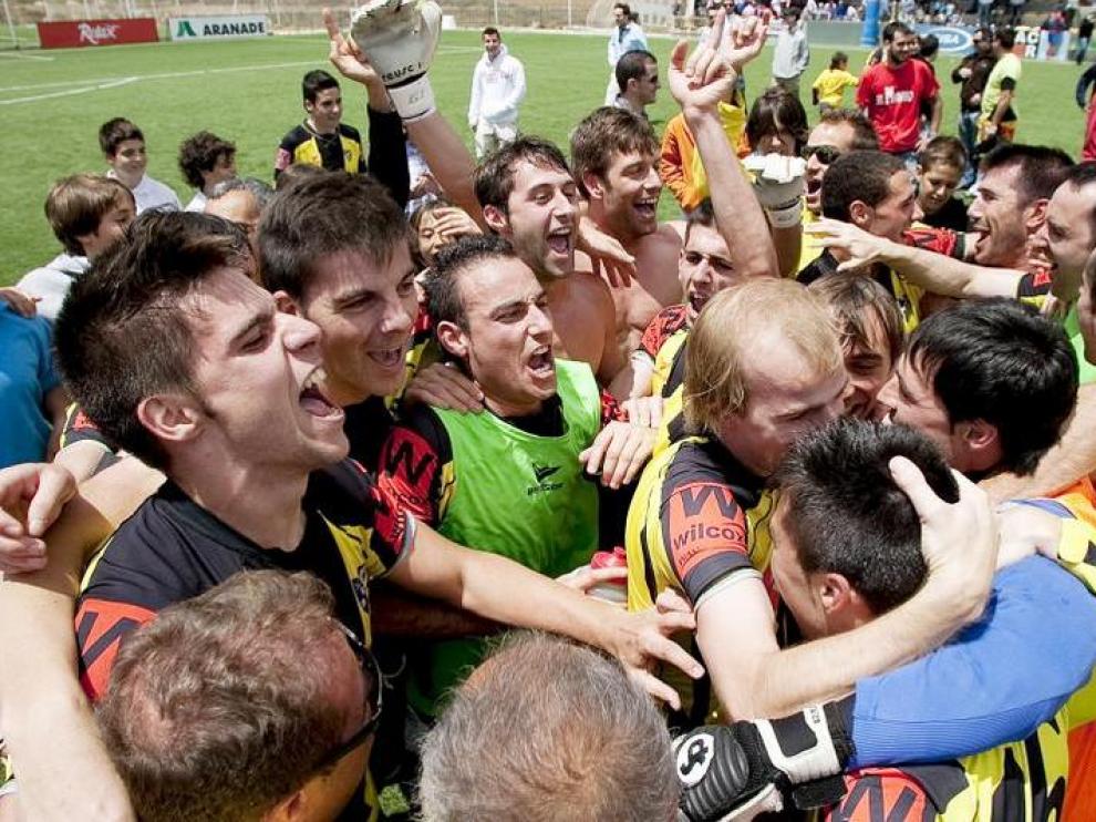 Los jugadores del CD La Muela celebran el ascenso en el último partido de la campaña pasada.