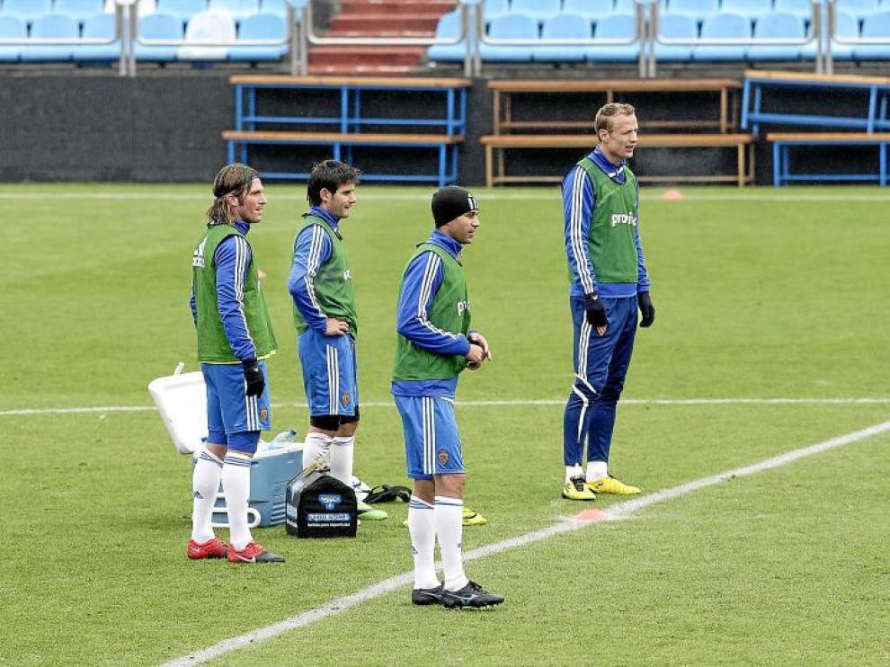 Paredes, segundo por la izquierda, rodeado de los compañeros con los que formará la defensa en Almería: Diogo, Lanzaro y Jarosik.