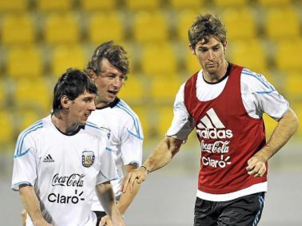 Bolatti, con peto, rodeado de Messi y Heinze en su selección.