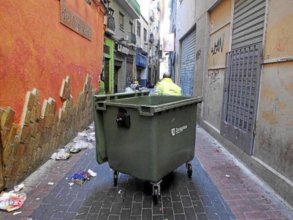 Un operario de FCC, durante las tareas de limpieza en el Casco Histórico de Zaragoza.