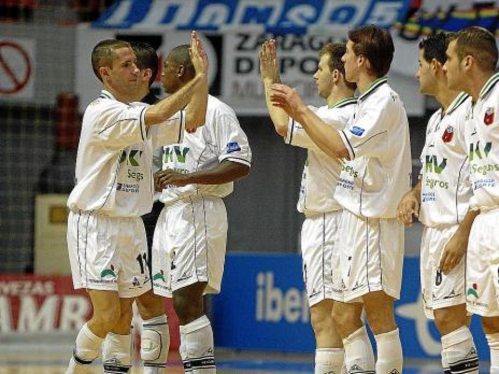 Justo Cáceres, junto a parte del elenco que reunió el DKV Seguros en 2003.