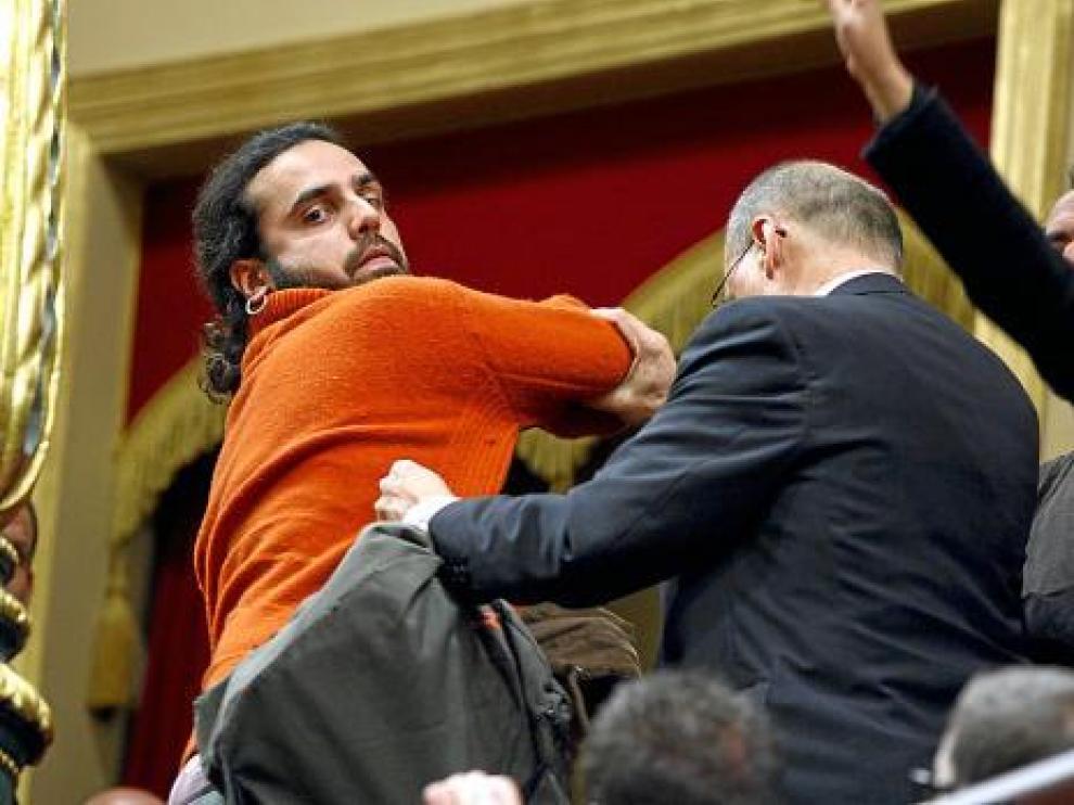 Willy Toledo (d) y otros activista prosaharauis, al ser expulsados del Congreso.