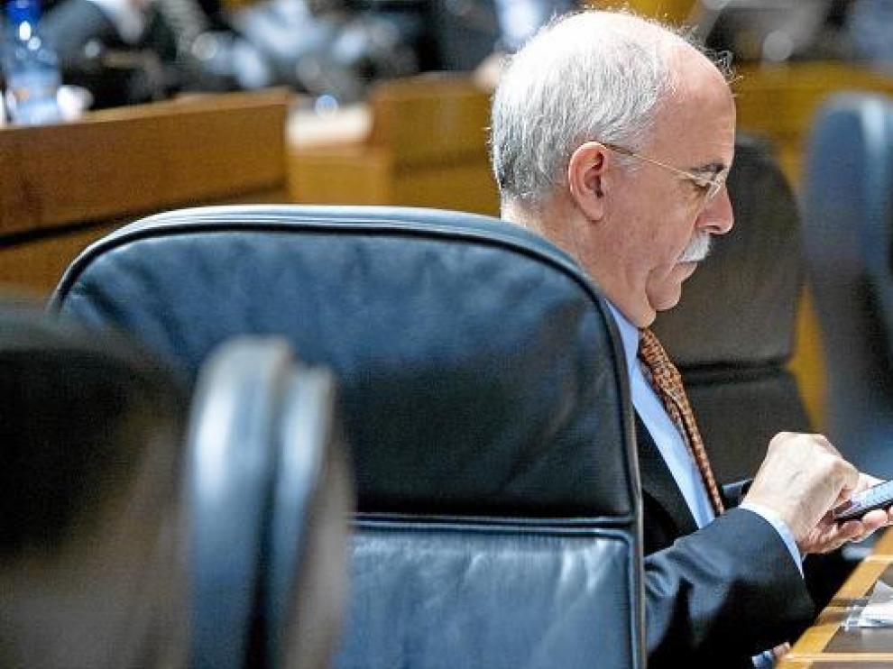 El consejero de Economía y Hacienda, Alberto Larraz, ayer en el pleno del Parlamento autonómico.