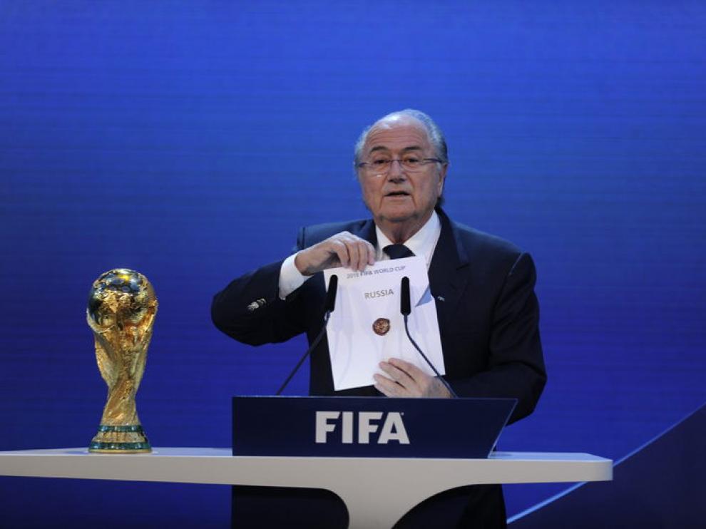 Blatter muestra el país designado.