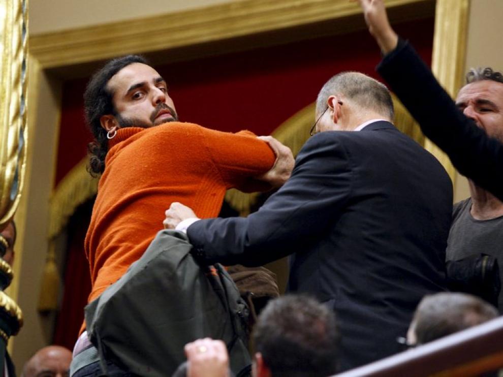 Un grupo de personas es desalojado por gritar a favor de la libertad del Sahara. Willy Toledo aparece a la derecha de la imagen