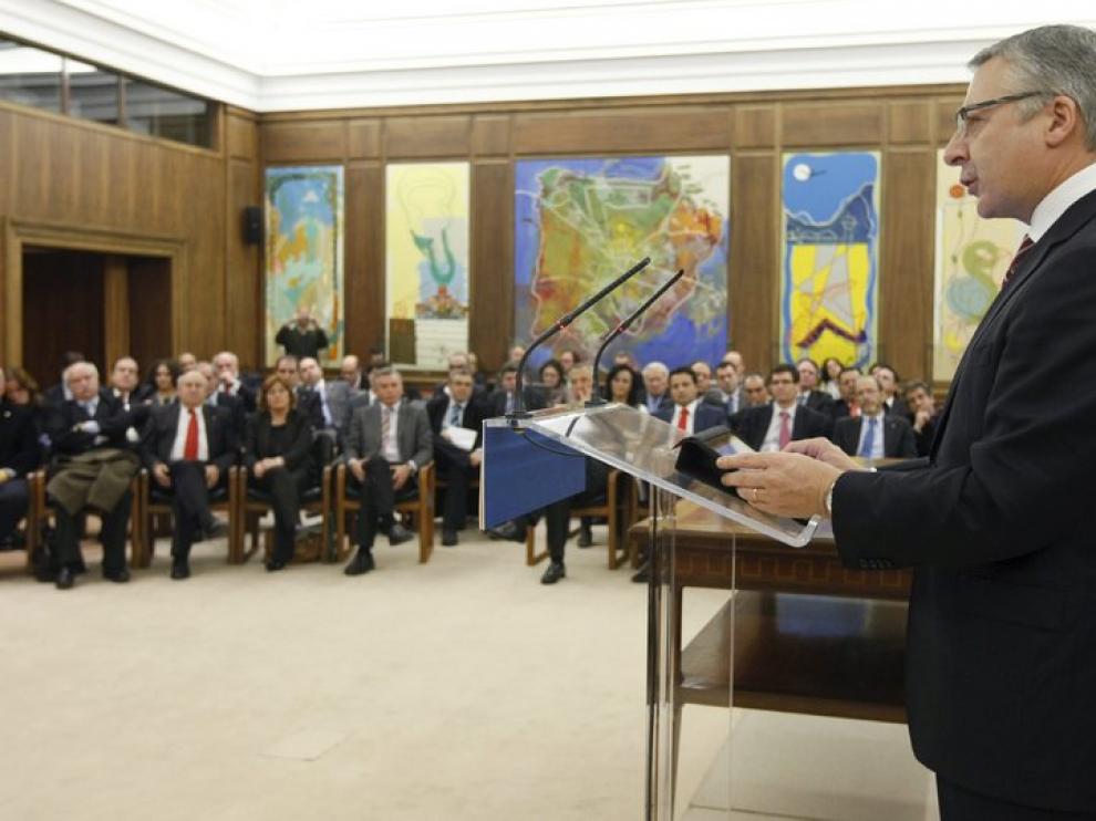 El ministro durante la firma de los convenios
