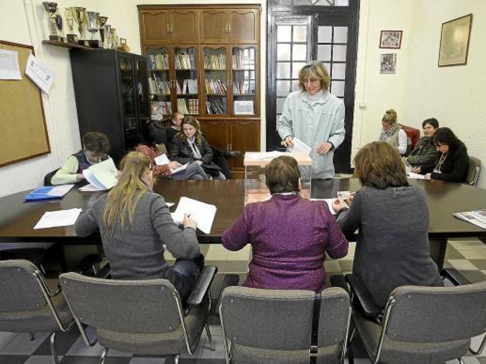 Una maestra acudía a votar ayer por la mañana a la mesa del colegio Joaquín Costa de Zaragoza.
