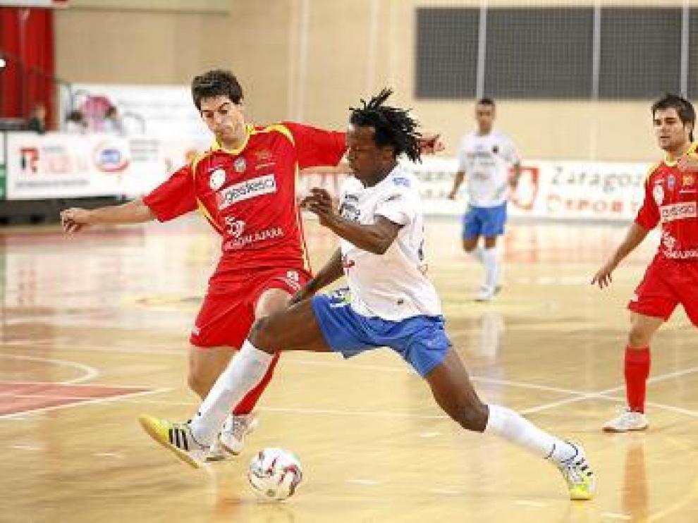 Keny trata de marcharse de un rival.