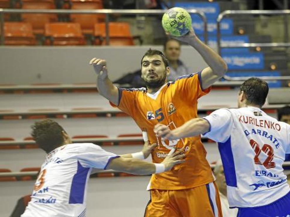 Jorge Maqueda, ante dos rivales del Arrate.