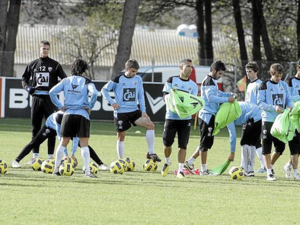 Los futbolistas se preparan para iniciar un ejercicio durante un entrenamiento de esta semana.