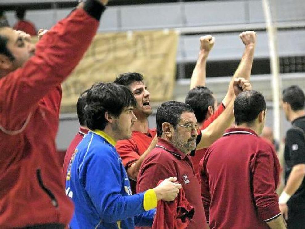 El banquillo del Obearagón, tras el partido contra el Pilotes que le dio el liderato que hoy defiende.