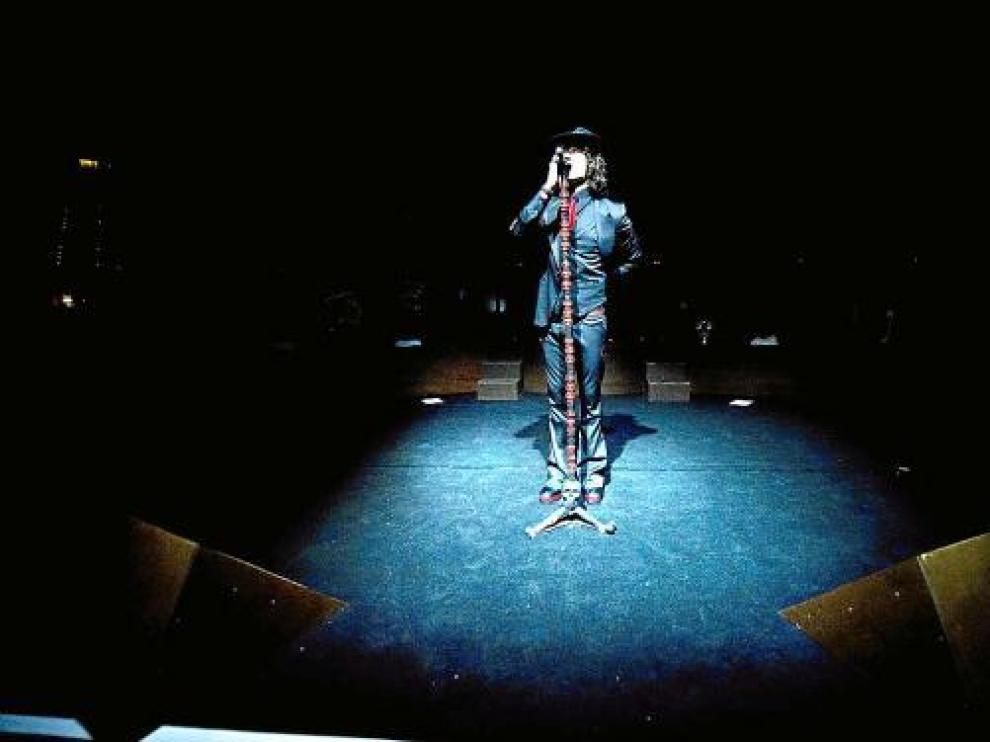 El micrófono de calaveras rojas y negras ha sido el inseparable compañero de Bunbury en esta gira.