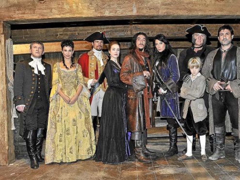 Los actores caracterizados para la serie televisiva ambientada en el siglo XVIII.