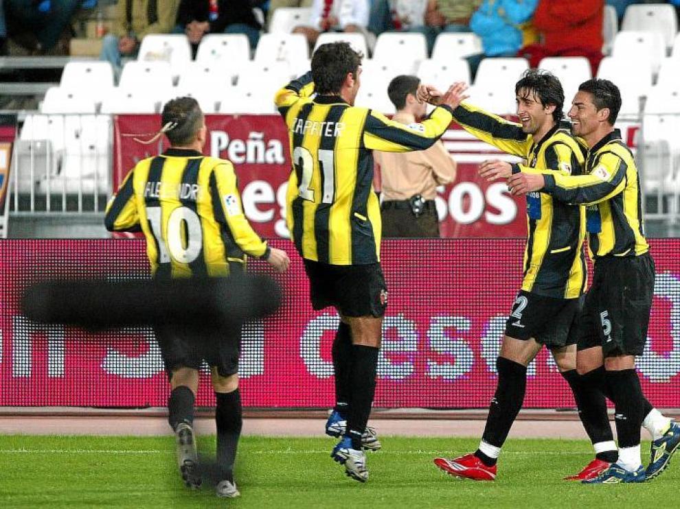 D'Alessandro, Zapater, Diego Milito y Óscar se abrazan en el triunfo del Real Zaragoza en Almería en octubre de 2007.