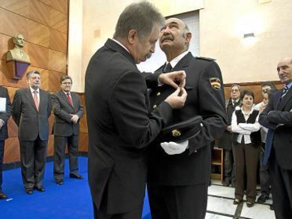 Gabriel Marzo recibe la Medalla al Mérito Civil.