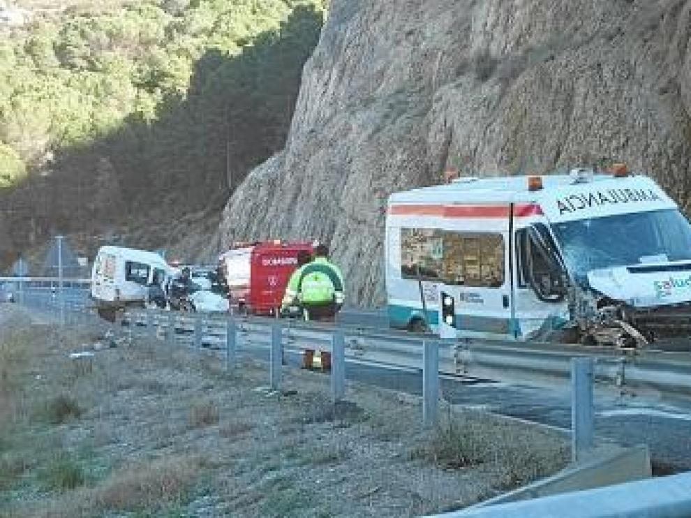 Los equipos de emergencia, junto a los vehículos siniestrados.