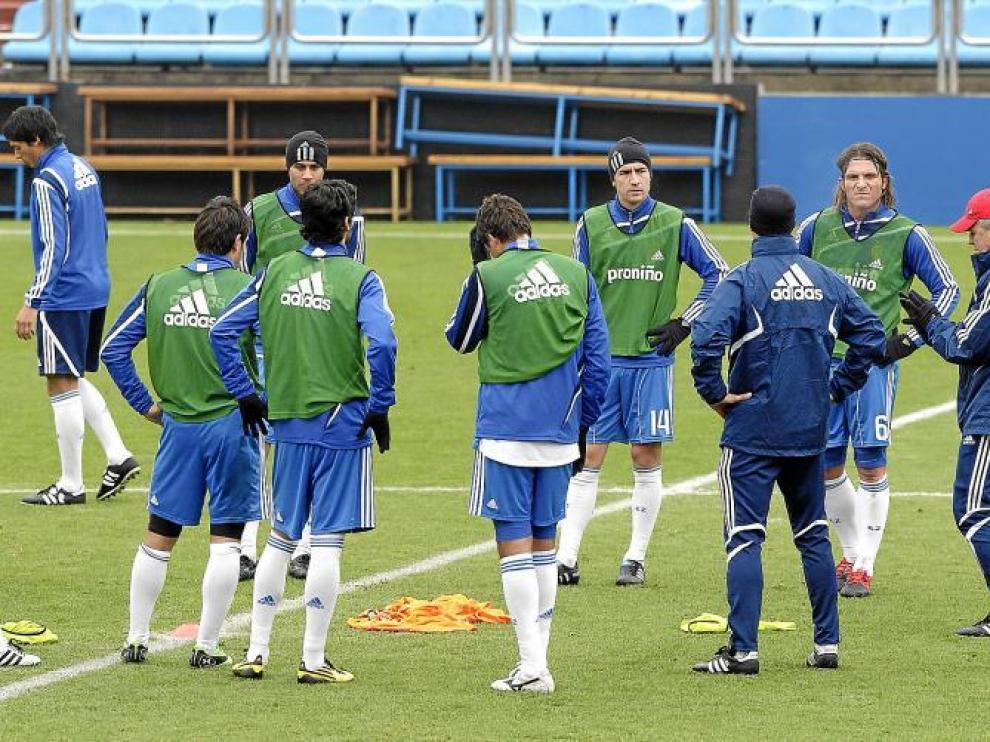 Aguirre da instrucciones a sus jugadores durante un entrenamiento.