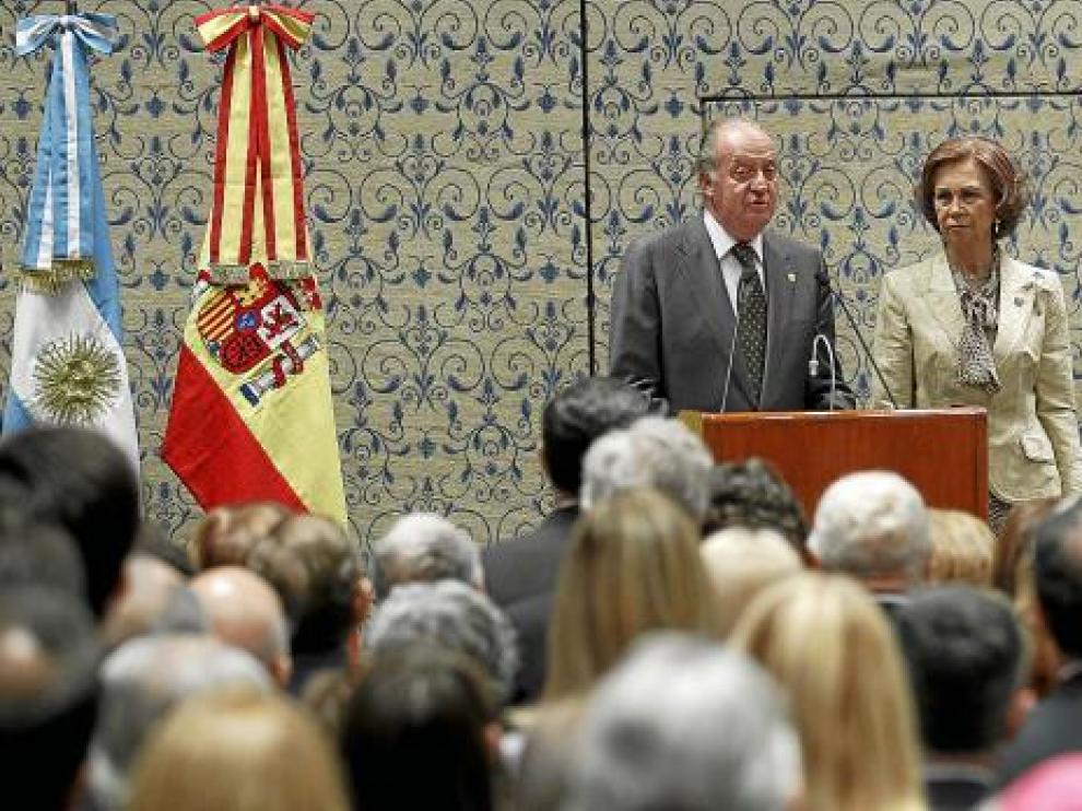 Los Reyes de España, junto a Jiménez, en un encuentro con la colectividad española en Mar del Plata.
