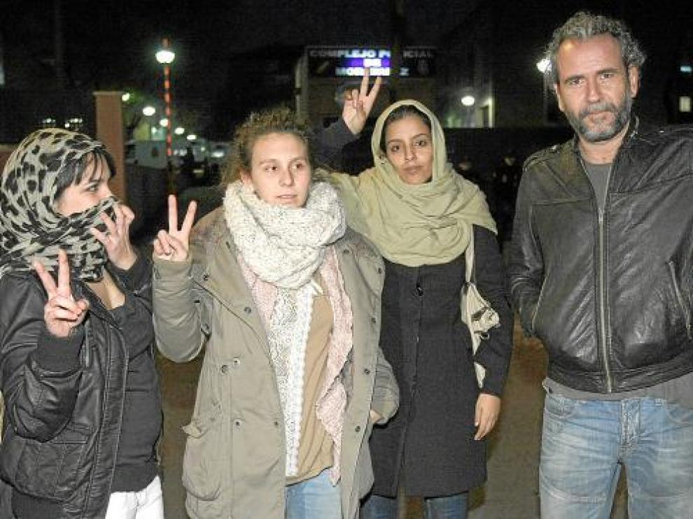 Willy Toledo (d), junto a activistas prosaharauis, a su salida tras ser detenidos, el jueves en Madrid.