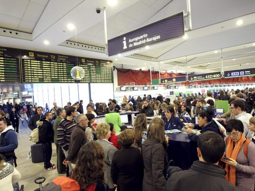 Cientos de personas en el Aeropuerto de Barajas