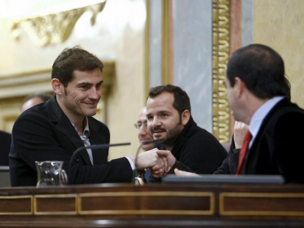 Casillas saluda al presidente del Congreso, José Bono, al fondo, el actor Ángel Martín.