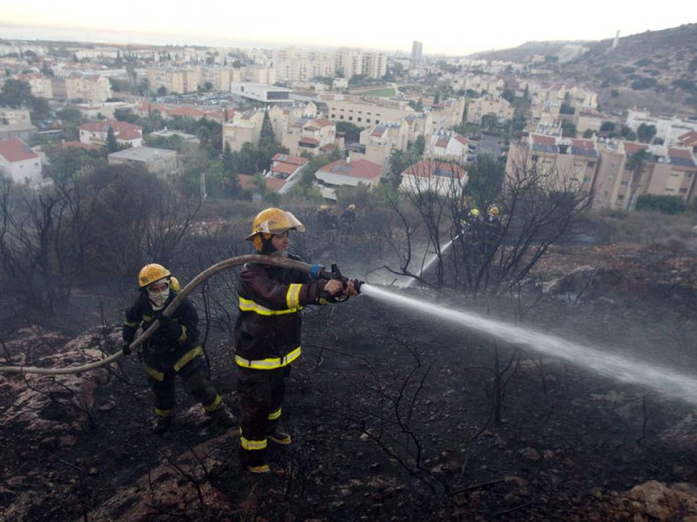 Unos bomberos trabajan a las afueras de Carmel
