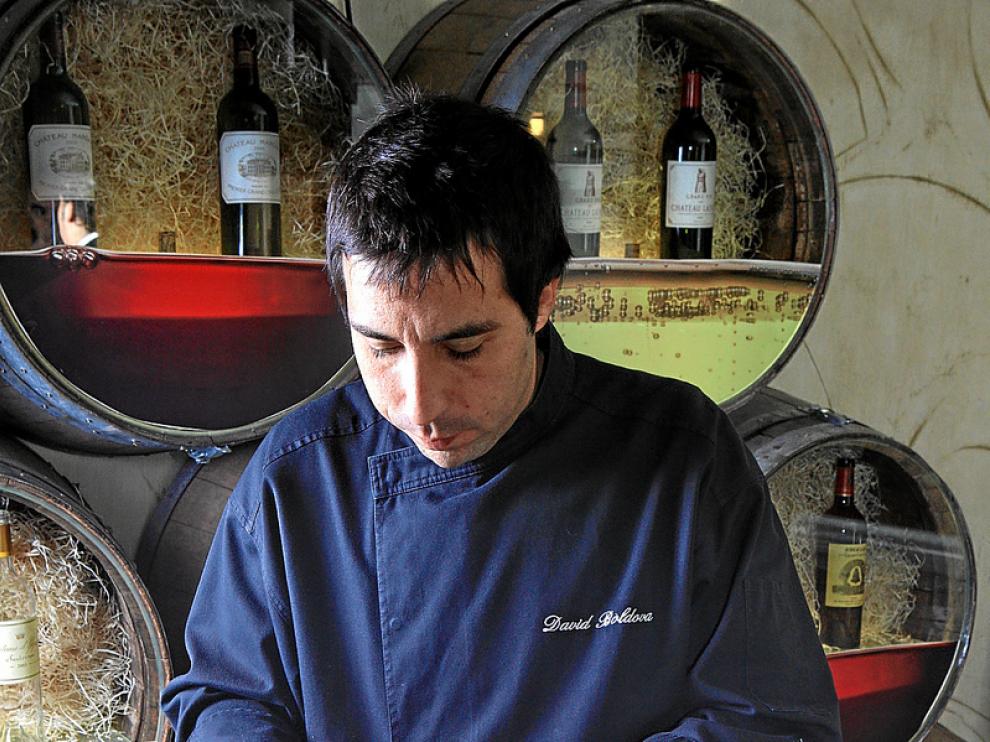 David Boldova prepara el menú con conservas gourmet en Los Caprichos del Portal.