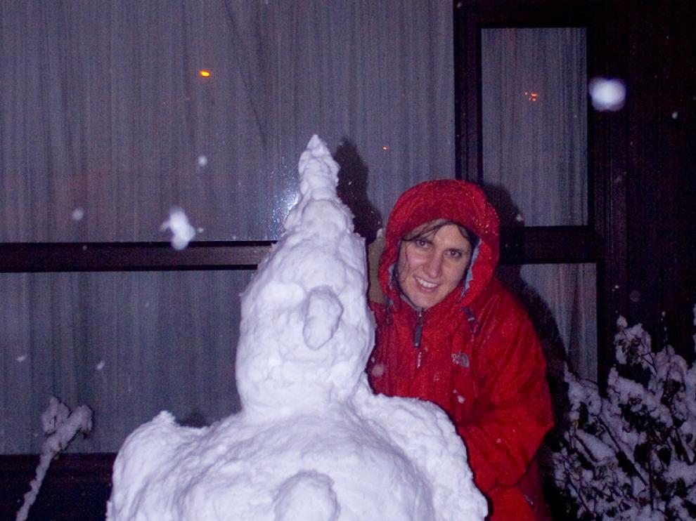 María Galve y su muñeco de nieve