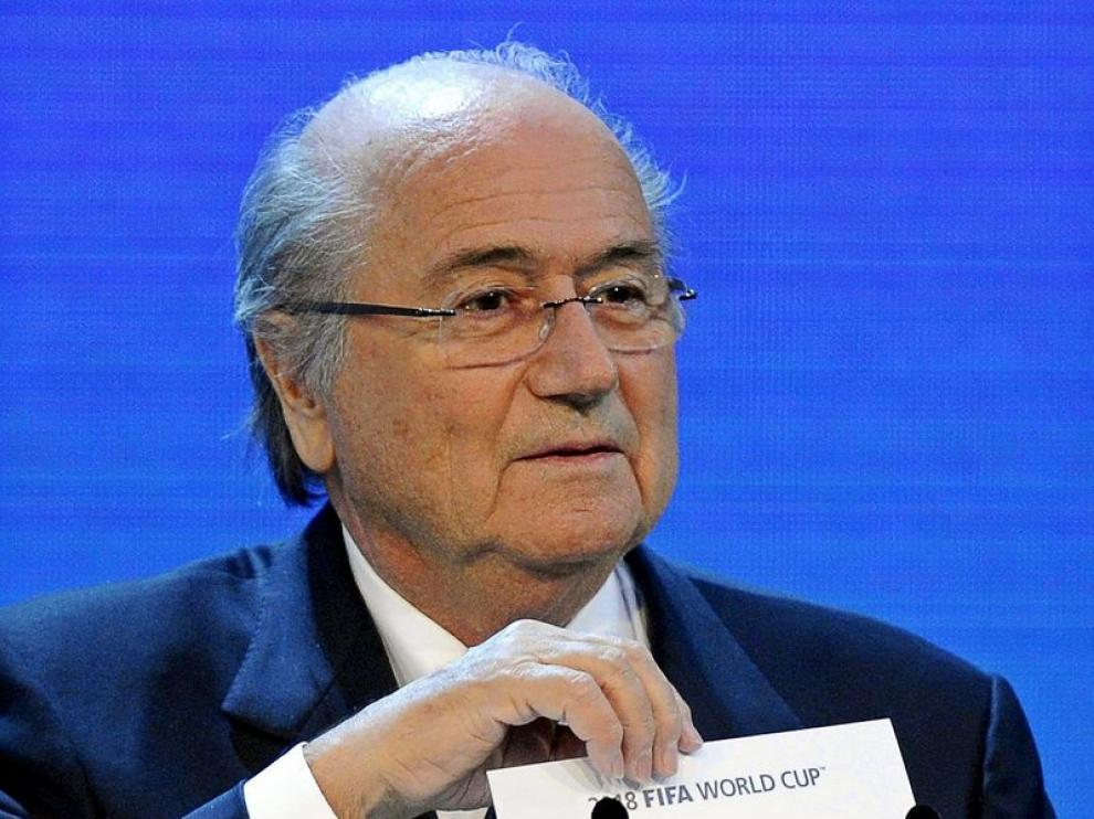 Joseph Blatter enseña el nombre de Rusia como sede oficial del Mundial 2018