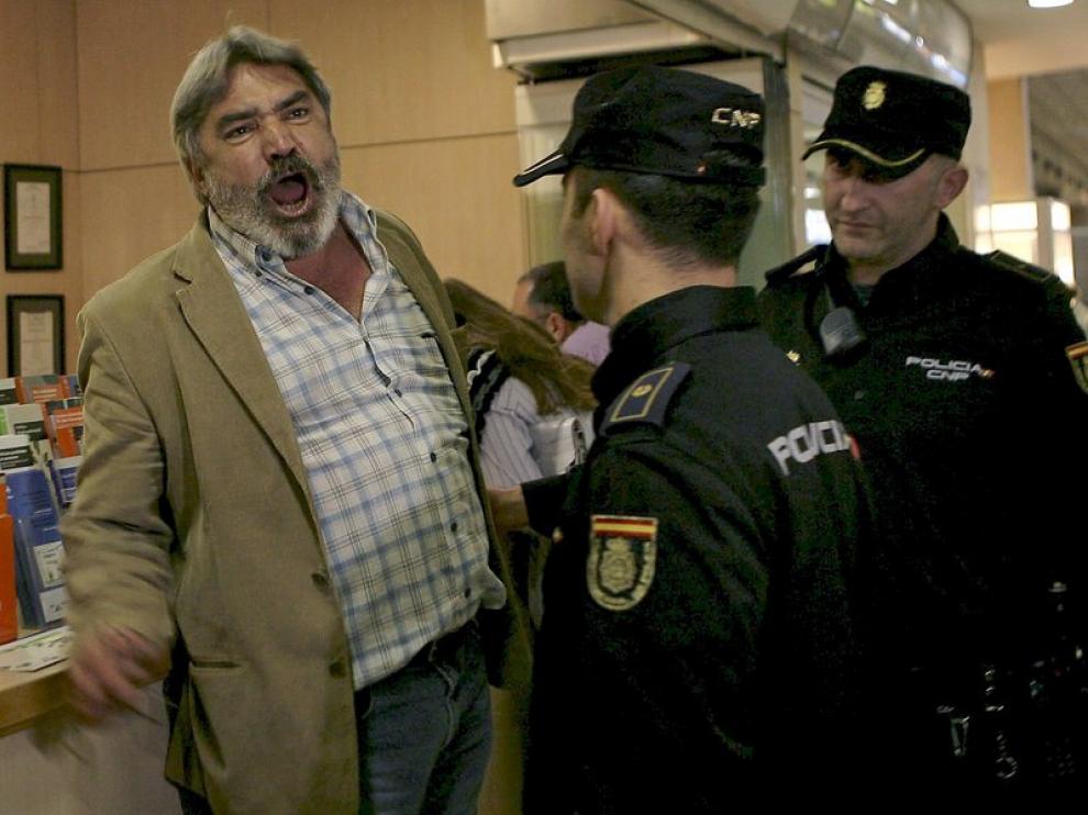 Agentes de la Policía intentan tranquilizar a un pasajero afectado en Tenerife