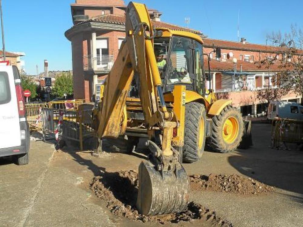 Trabajos en la red de saneamiento en la avenida del Maestrazgo de Alcañiz.