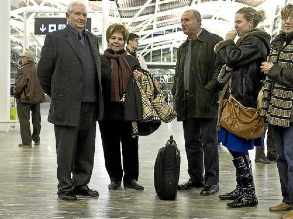 Pepita Vila (segunda por la izquierda), con el grupo con el que ayer debía viajar a Tenerife.