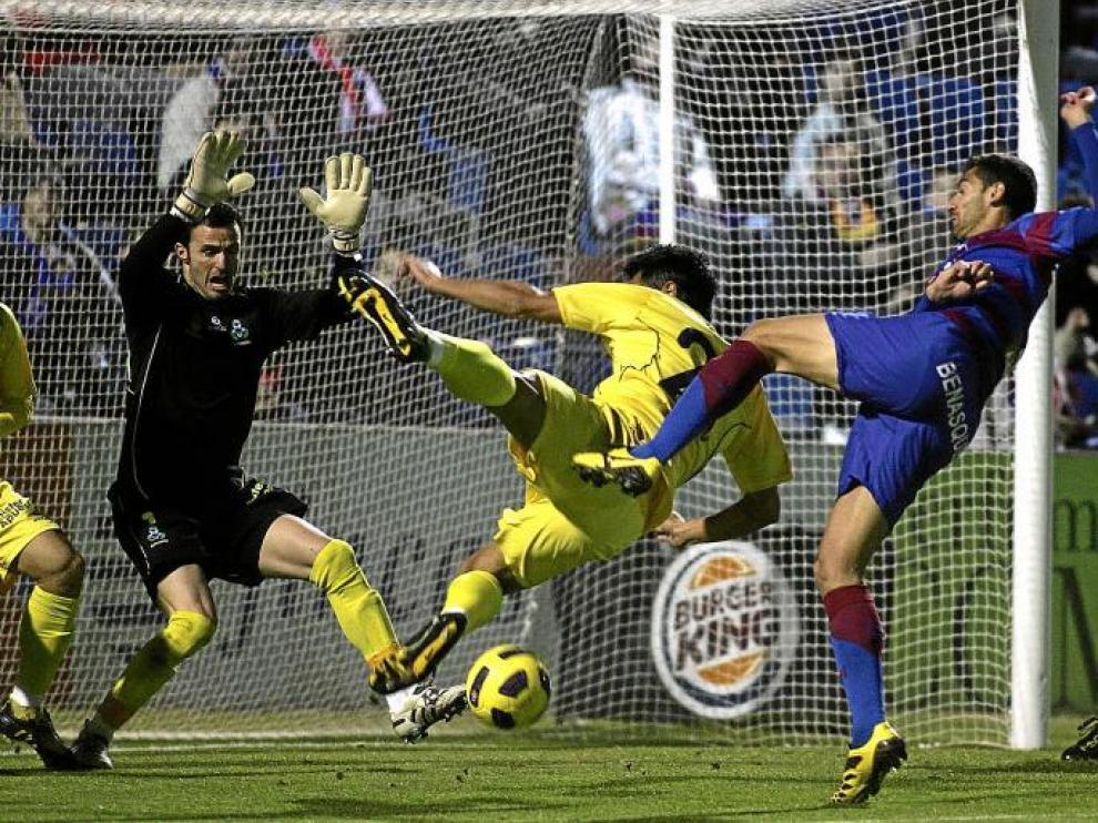 El delantero del Huesca Roberto García intenta rematar a portería en una de las primeras acciones del partido de ayer ante el Alcorcón.