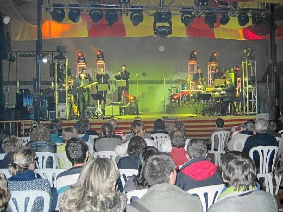 Sentados, en el café-concierto ayer por la tarde. Luego vendrían la alegría y el brindis.
