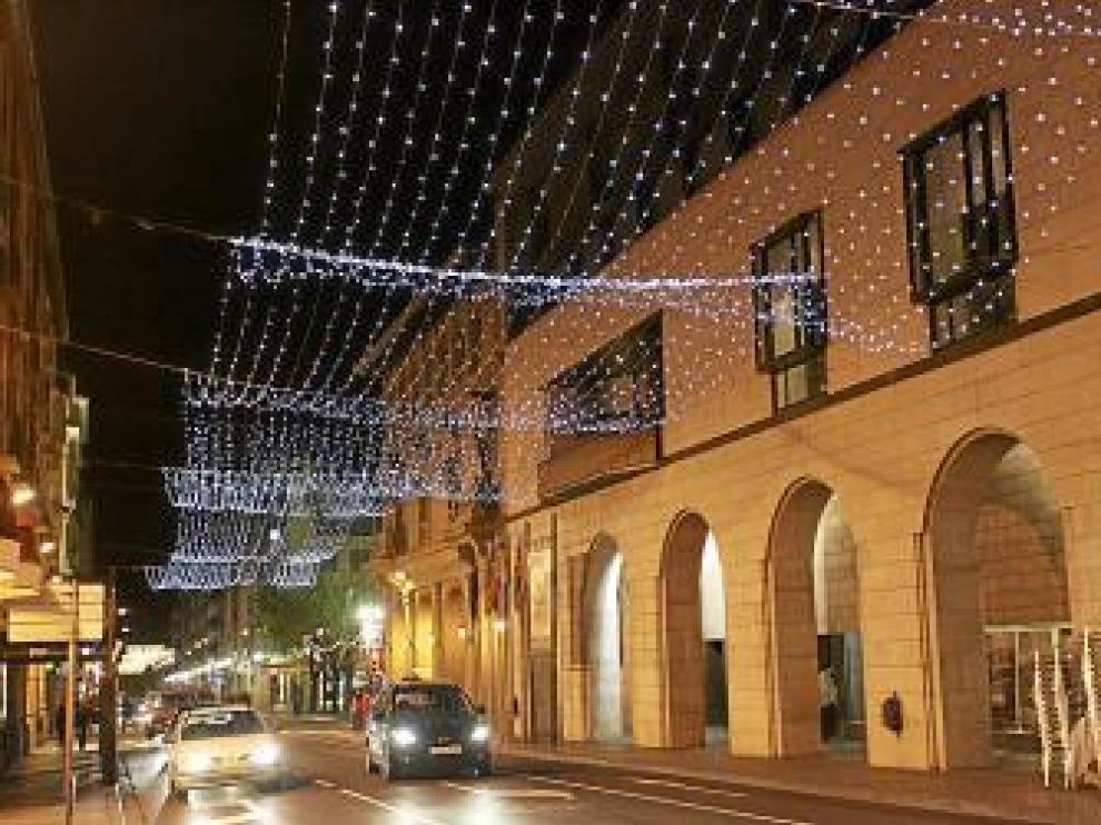 Así lucían anoche los adornos en los Porches de Galicia.