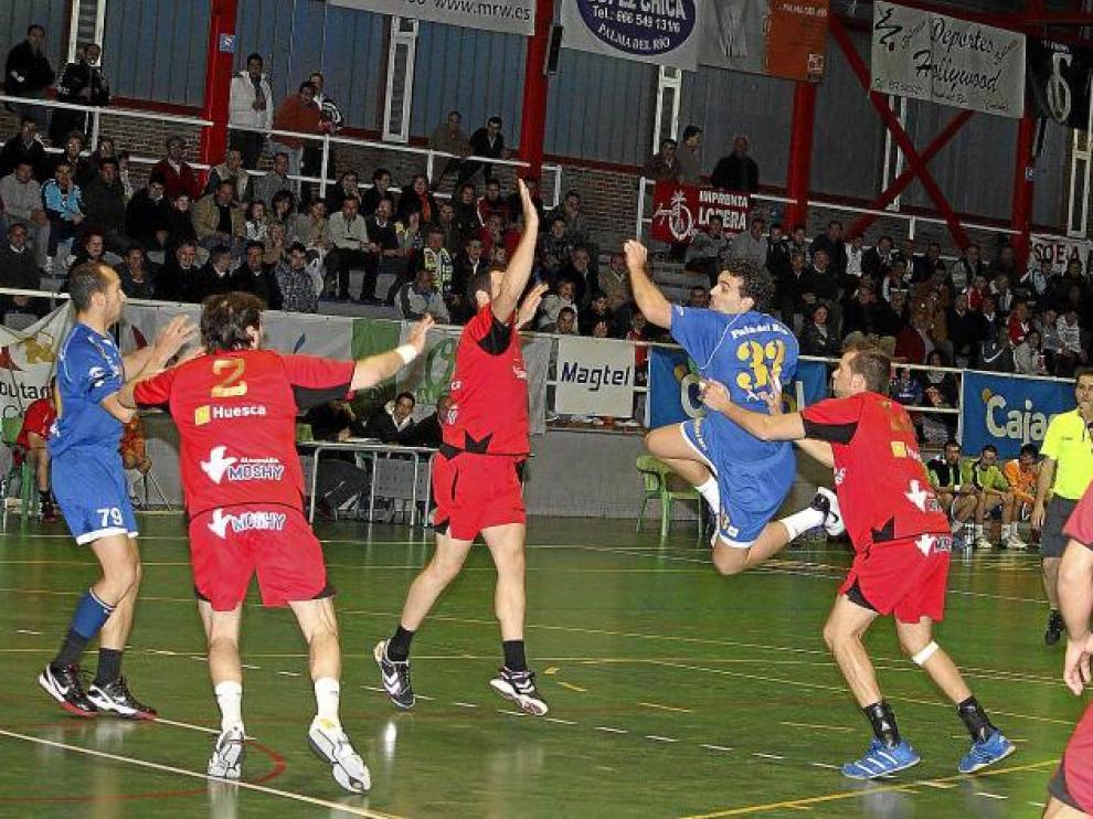 Un jugador del Palma del Río se eleva entre Esteban y Bertos, ayer, durante el partido.