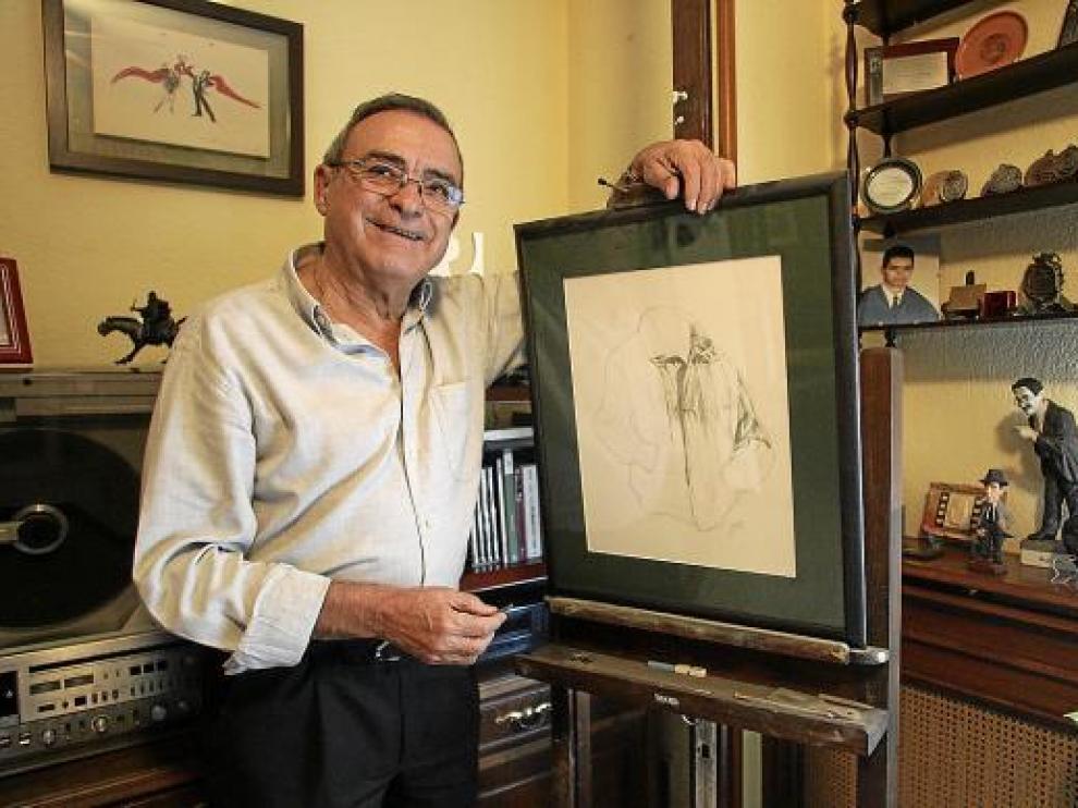 Ángel Garcés, en su casa con uno de sus dibujos, afición que aparcó para dedicarse al Festival de Cine.