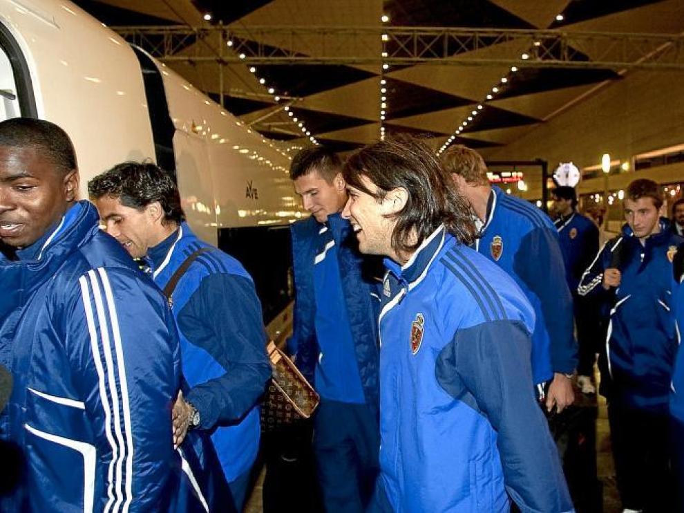 Los jugadores del Real Zaragoza en el momento de tomar ayer tarde el AVE en la estación de Delicias de Zaragoza.