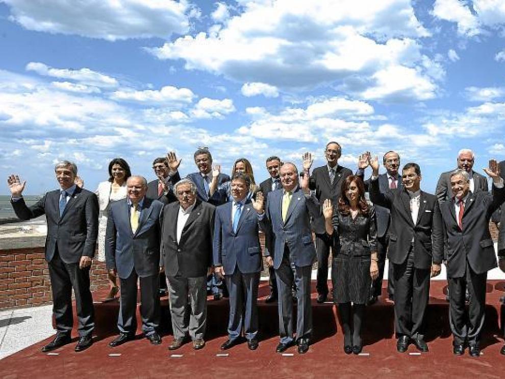 Foto de grupo de los jefes de Estado y de Gobierno iberoamericanos, ayer en Mar del Plata (Argentina).