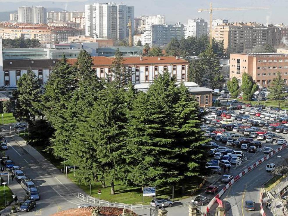 Imagen de la entrada del antiguo hospital de Navarra. Todo se encuentra en un mismo bloque.