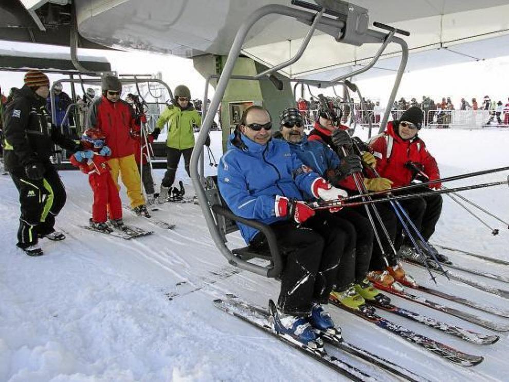 Un grupo de esquiadores se sube a una de las sillas de Formigal, estación que tuvo gran afluencia de público.