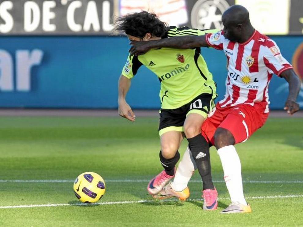 Bertolo recibe un manotazo de Mbami.