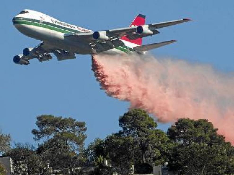 Labores de extinción del avión 'Evergreen Supertanker', ayer.