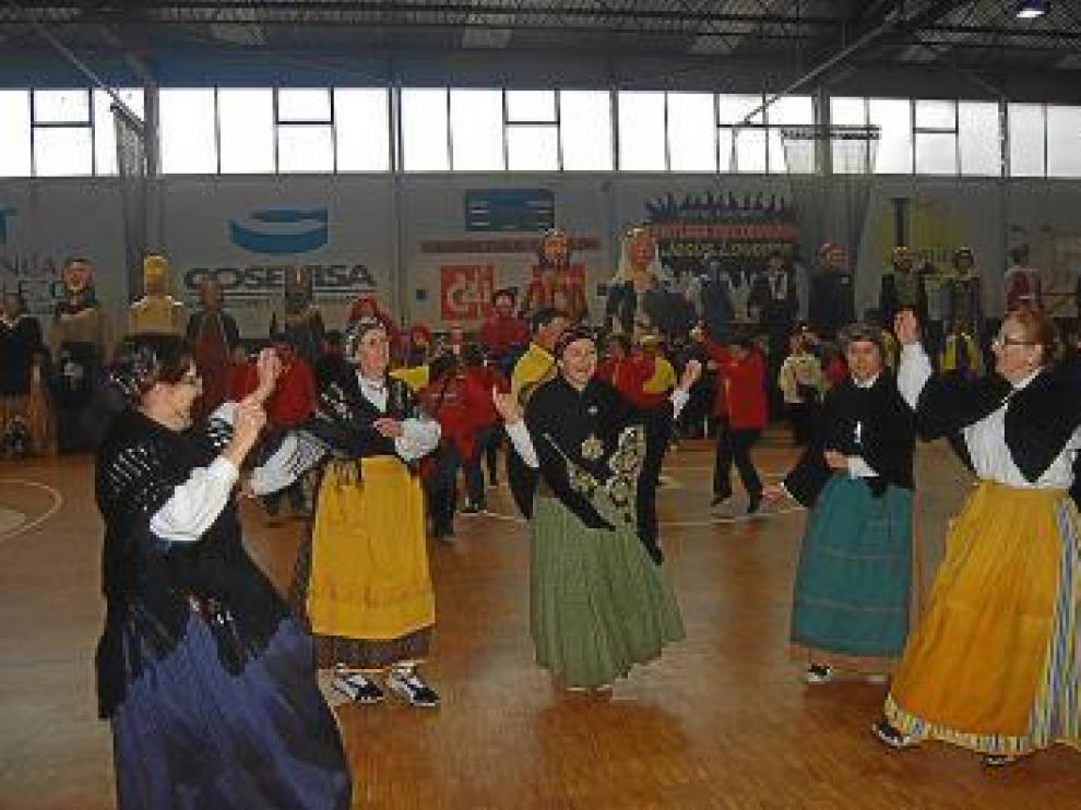 Los grupos folclóricos animaron la jornada de las comparsas.