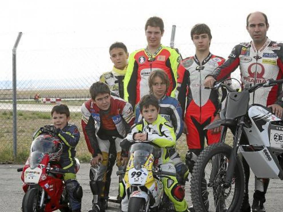 Gregorio Gasca con algunos de sus jóvenes alumos de la escuela que promueve.